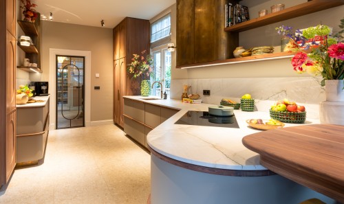 Keuken met Aria kwartsiet werkbladen en achterwanden